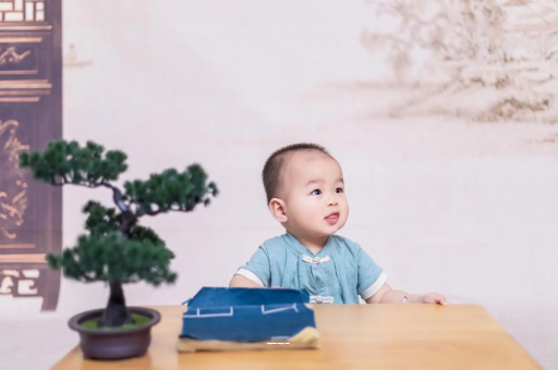 南宁怀孕肚子中间凹两边凸